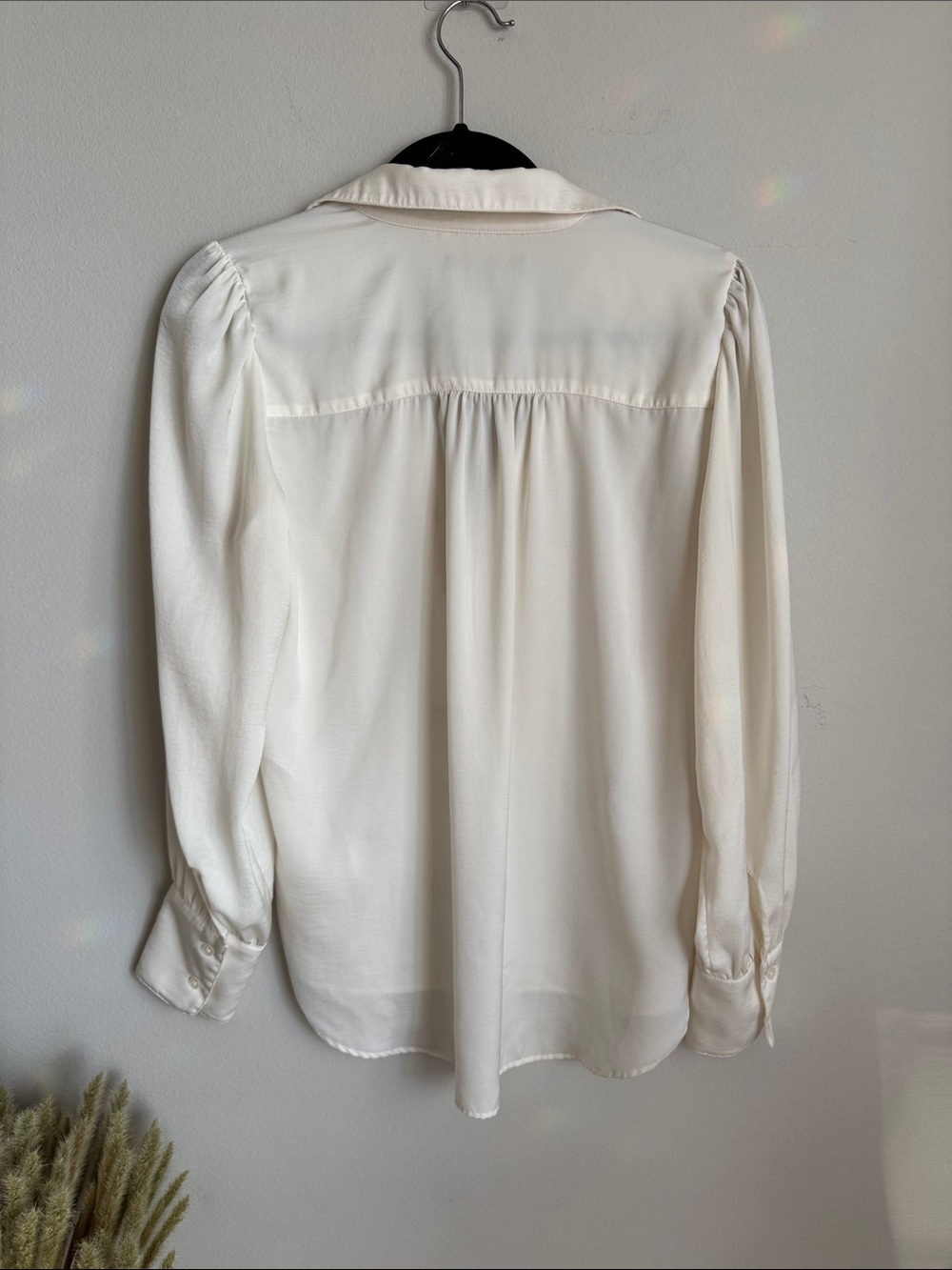 Banana Republic Women’s Ivory Satin Career Blouse Size S Long Sleeve Split Neck - Picture 7 of 8